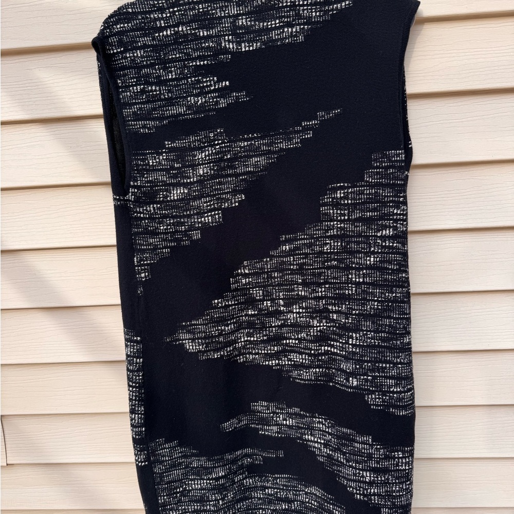 Chicos Woman’s Black and White Open Front Knit Vest Size 0 (4/6) Abstract Print - Picture 6 of 14